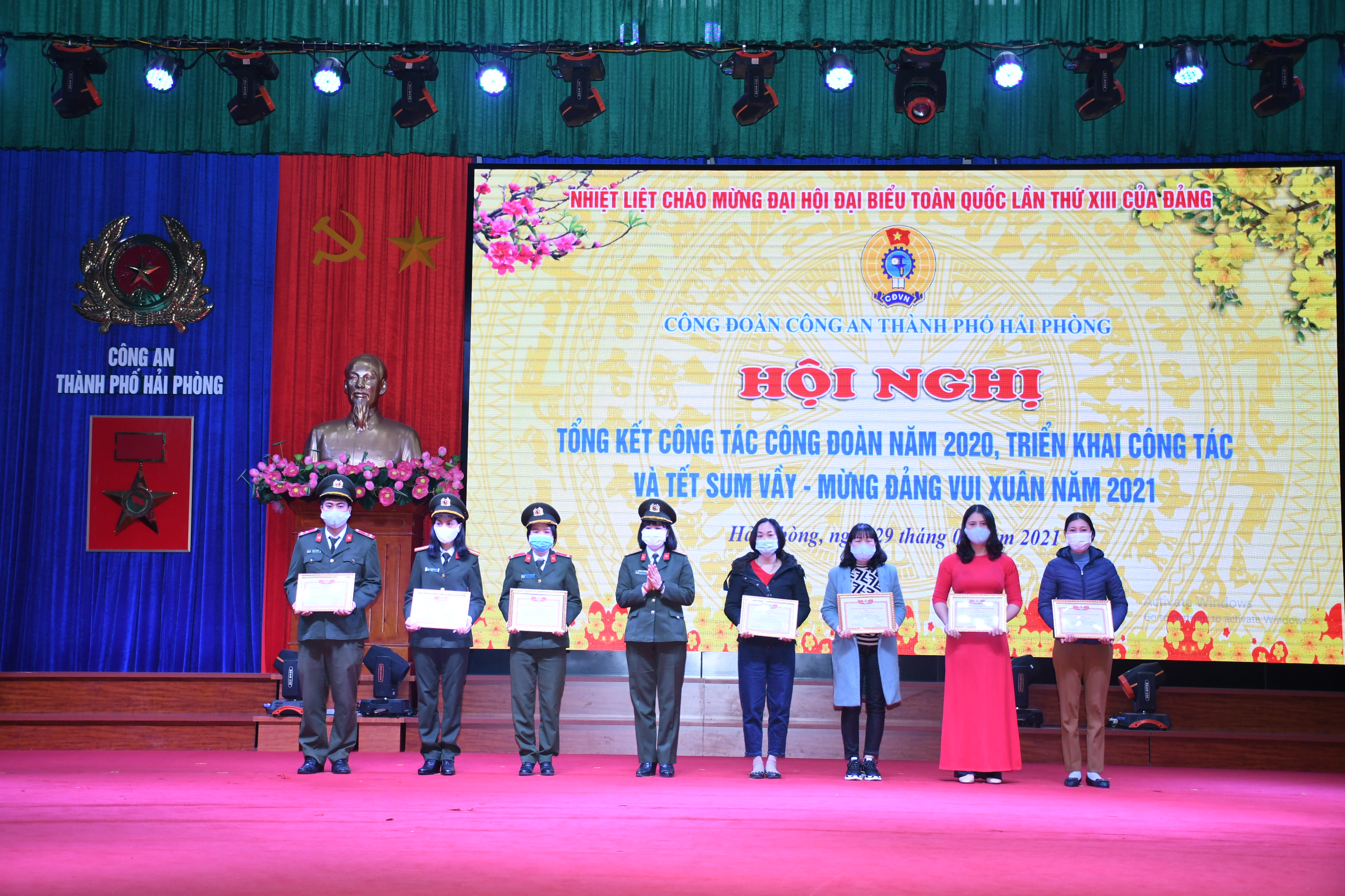 Công đoàn Công an thành phố: Tặng 50 xuất quà chương trình “Tết sum vầy- Mừng Đảng, vui Xuân”.